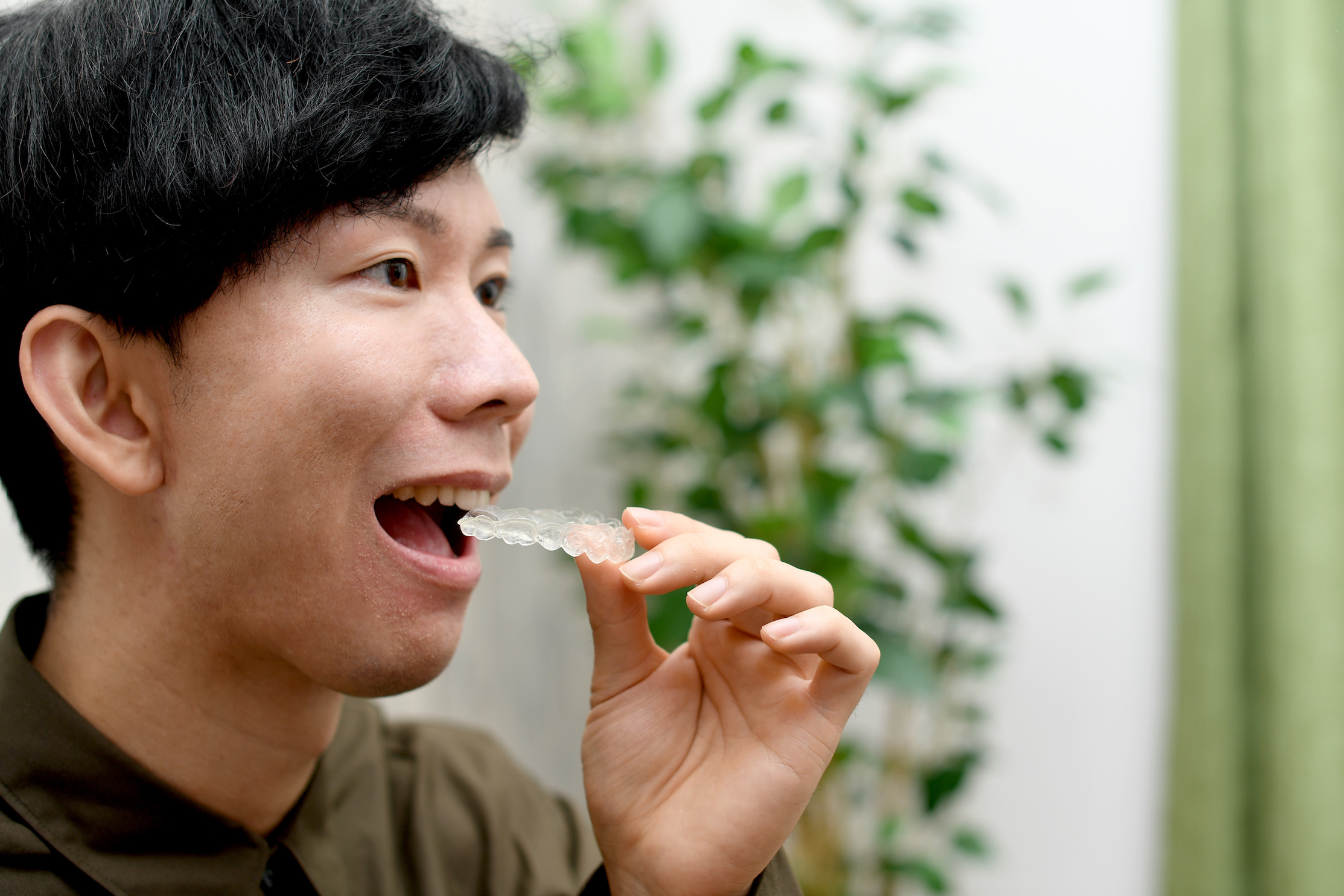 インビザライン矯正をする男性