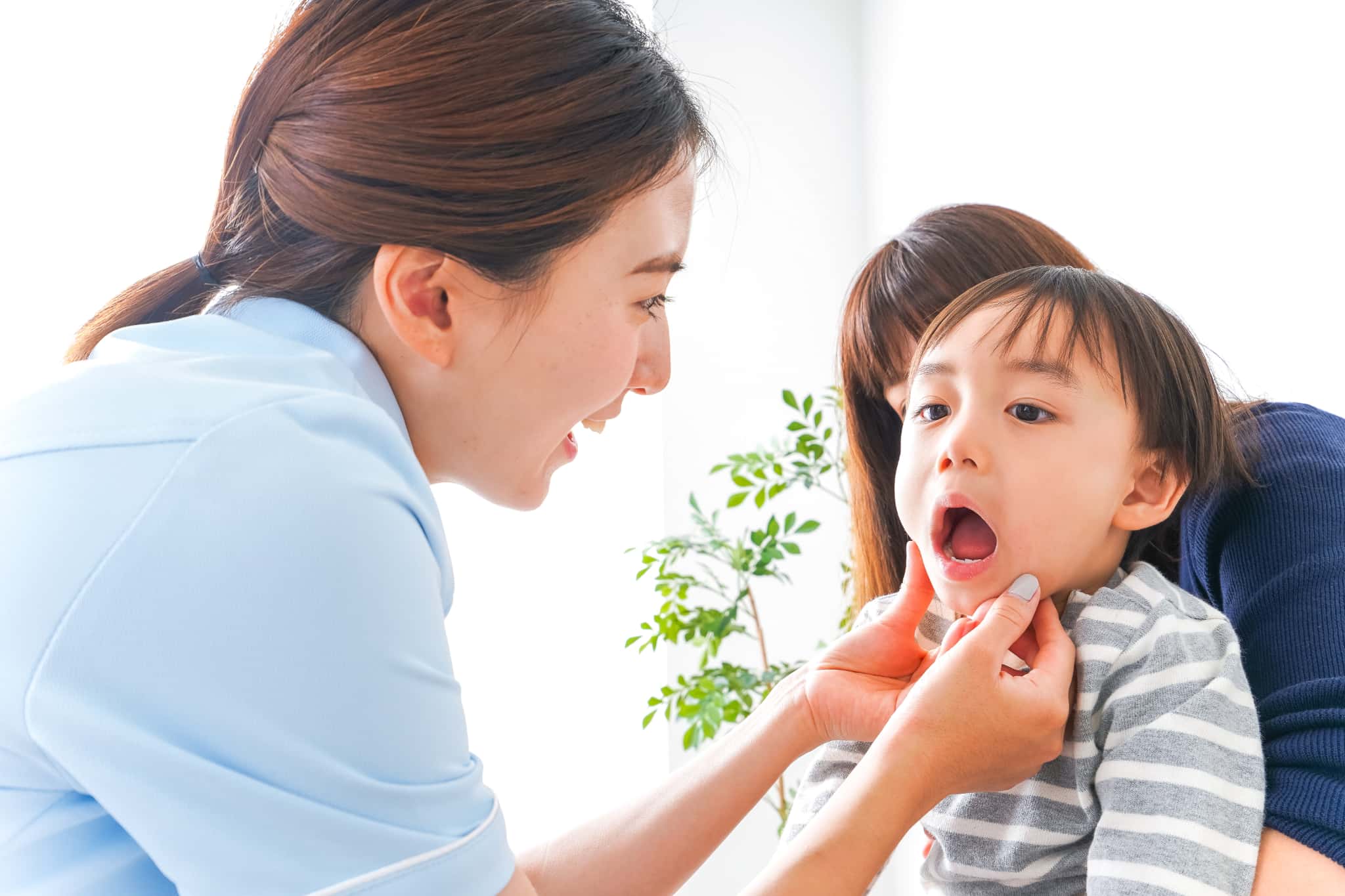 子どもの歯並びが悪くなるのを防ぐために定期的に歯科検診を受けるイメージ