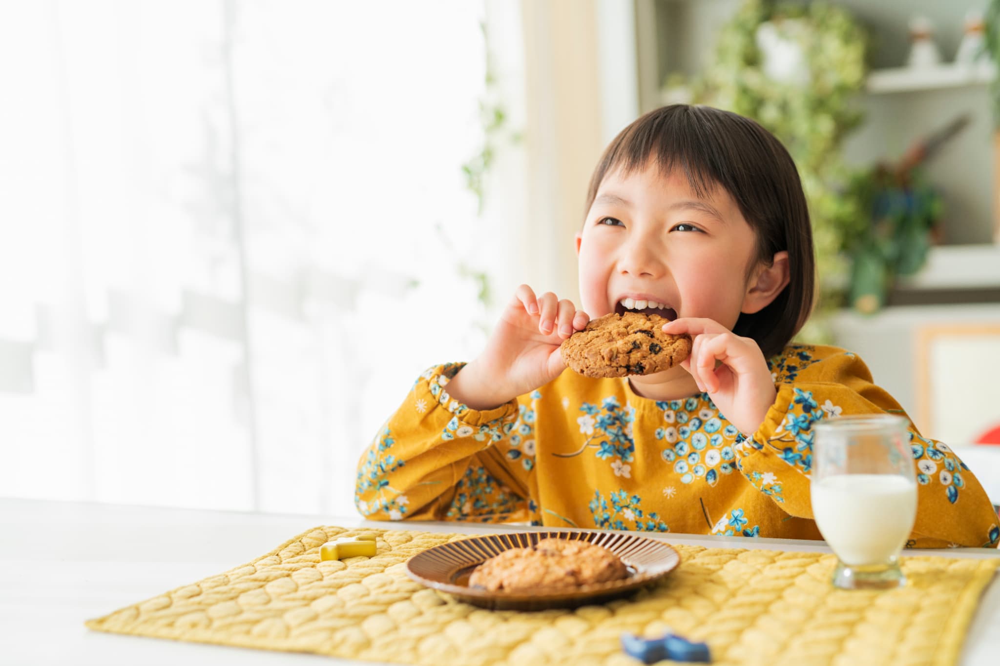 元気におやつを食べる子ども