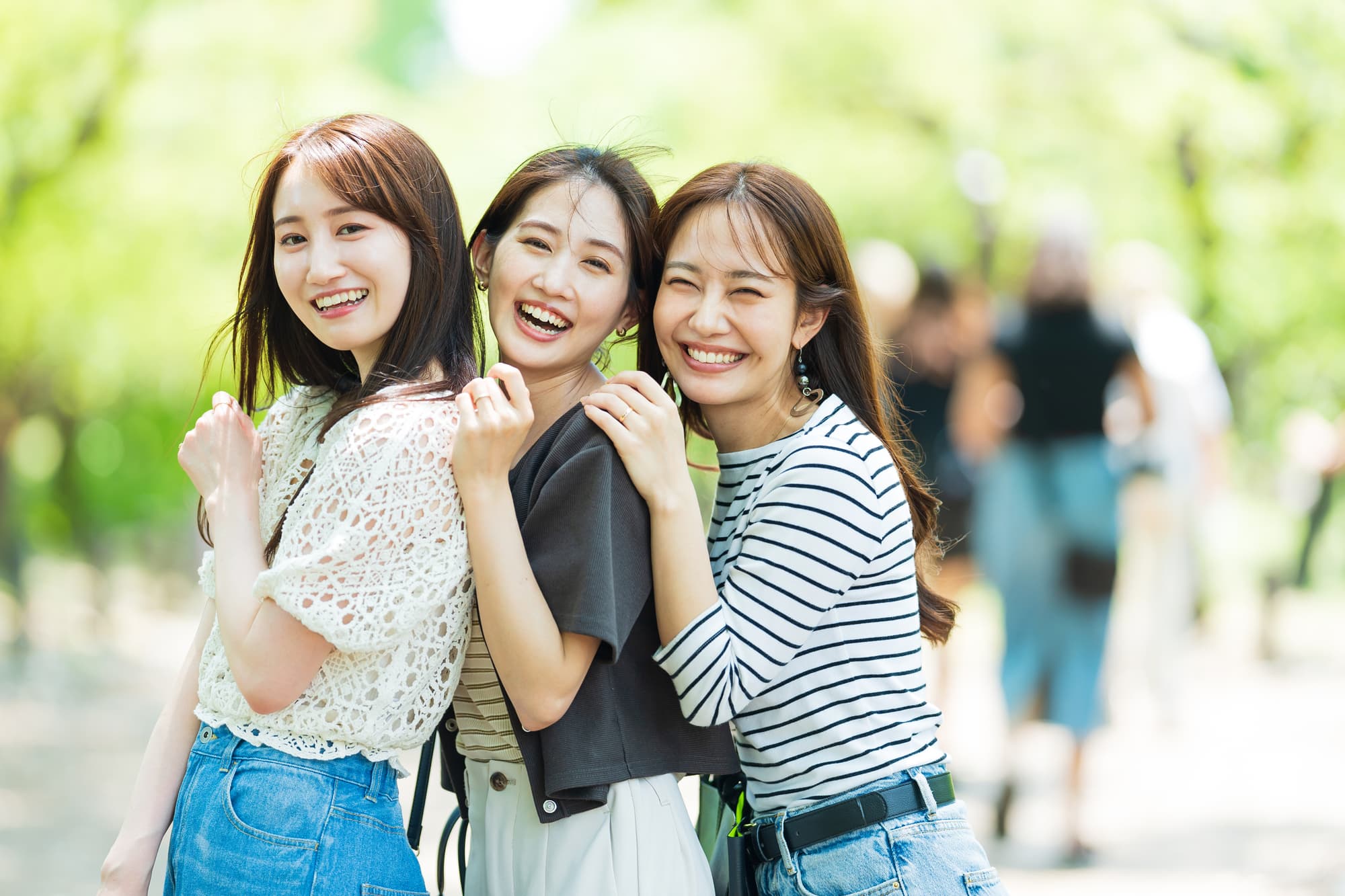 根管治療を終えて友人と楽しく過ごす女性