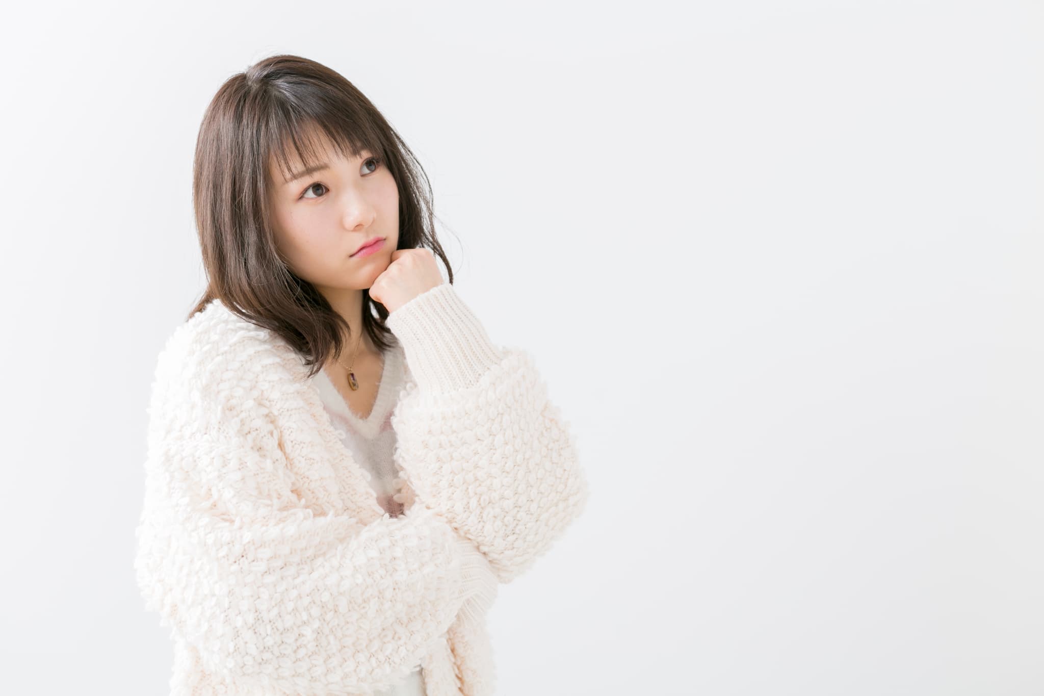 受け口のままだとどんなリスクがあるのか考える女性