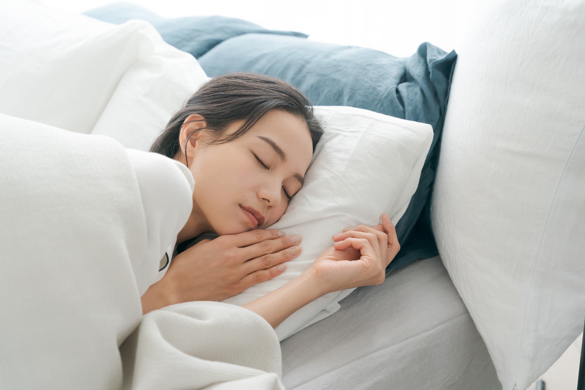 十分な睡眠をとってストレス管理をする女性