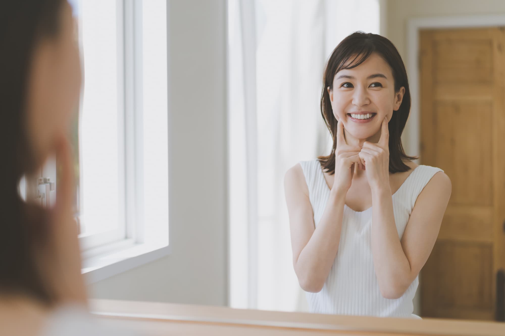 毎日の歯のケアで健康なお口を維持する笑顔の女性