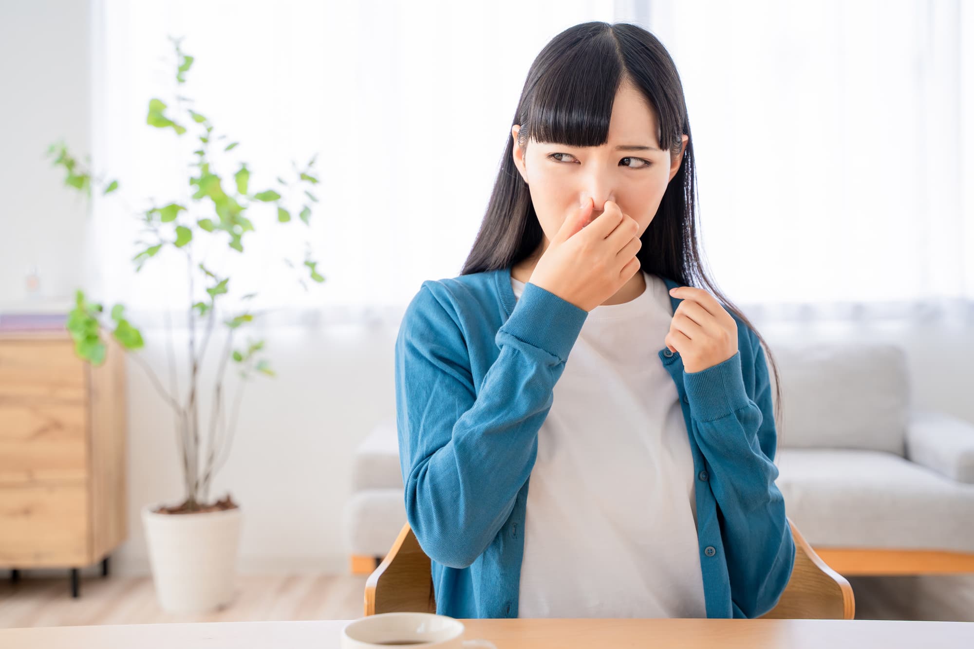 歯周病を放置して口臭が強くなった女性